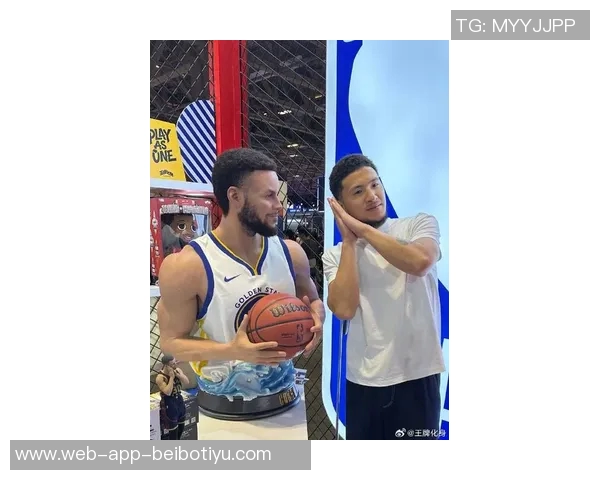 布克与中文布克合影互动投篮视频引发球迷热议 布克与中文布克合影互动投篮视频引发球迷热议