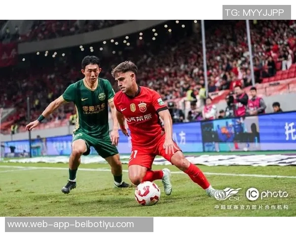 上海海港在中超联赛第29轮中以三球优势战胜浙江俱乐部绿城展现强劲实力 上海海港在中超联赛第29轮中以三球优势战胜浙江俱乐部绿城展现强劲实力