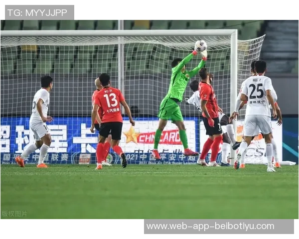 刘浩帆小禁区内解围失误险酿乌龙球队友遭殃令人捏把汗